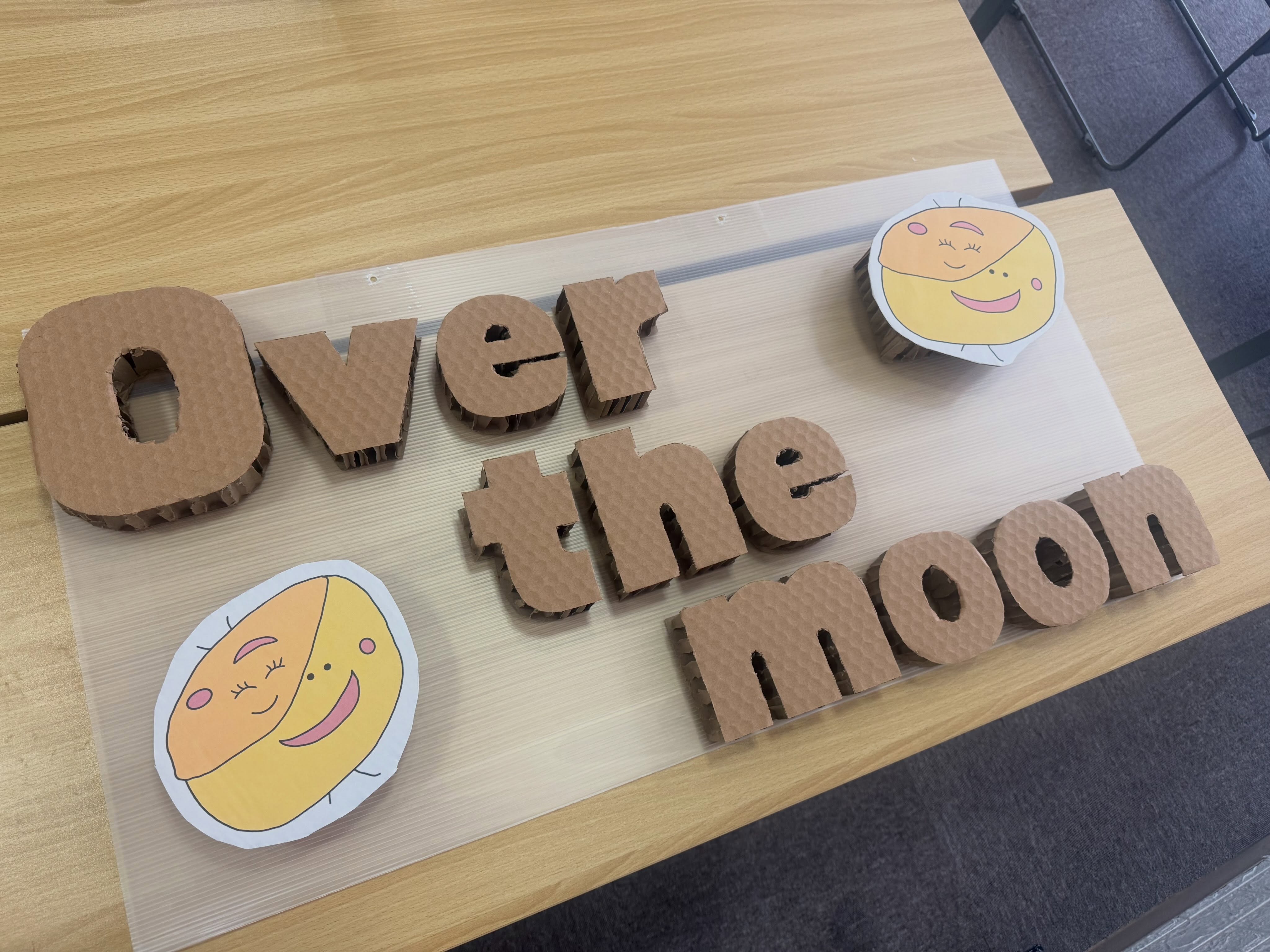 Over the moonの看板